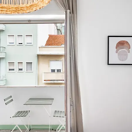 Spacious 3 Bedroom In The Heart Of Arroios Apartment *