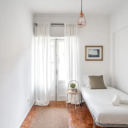 Spacious 3 Bedroom In The Heart Of Arroios Apartment *