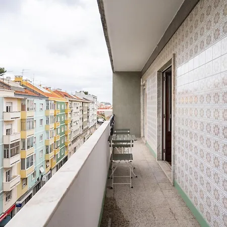 Spacious 3 Bedroom In The Heart Of Arroios *