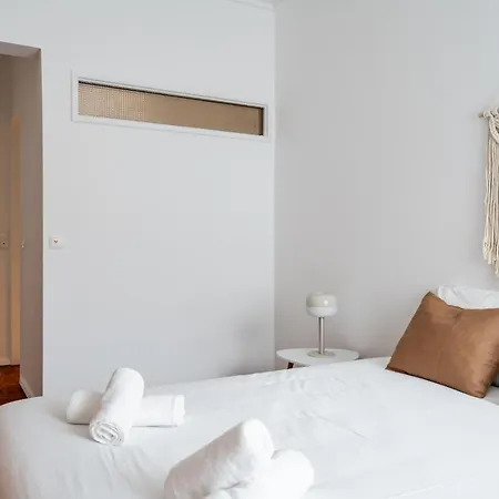 Spacious 3 Bedroom In The Heart Of Arroios Lisbon