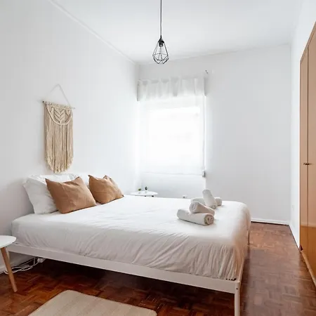 Spacious 3 Bedroom In The Heart Of Arroios *